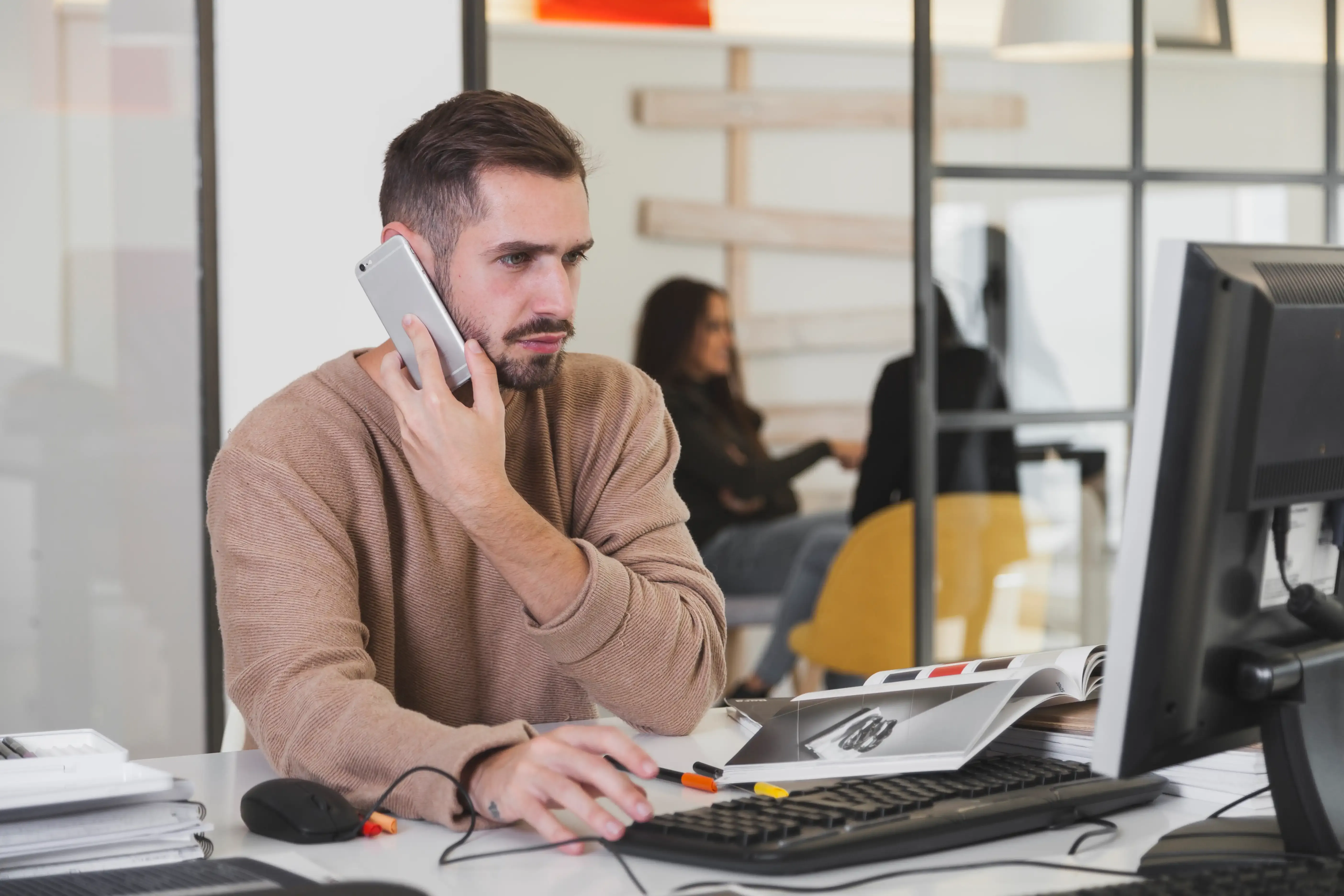 Responsable organisant les tournées depuis son bureau